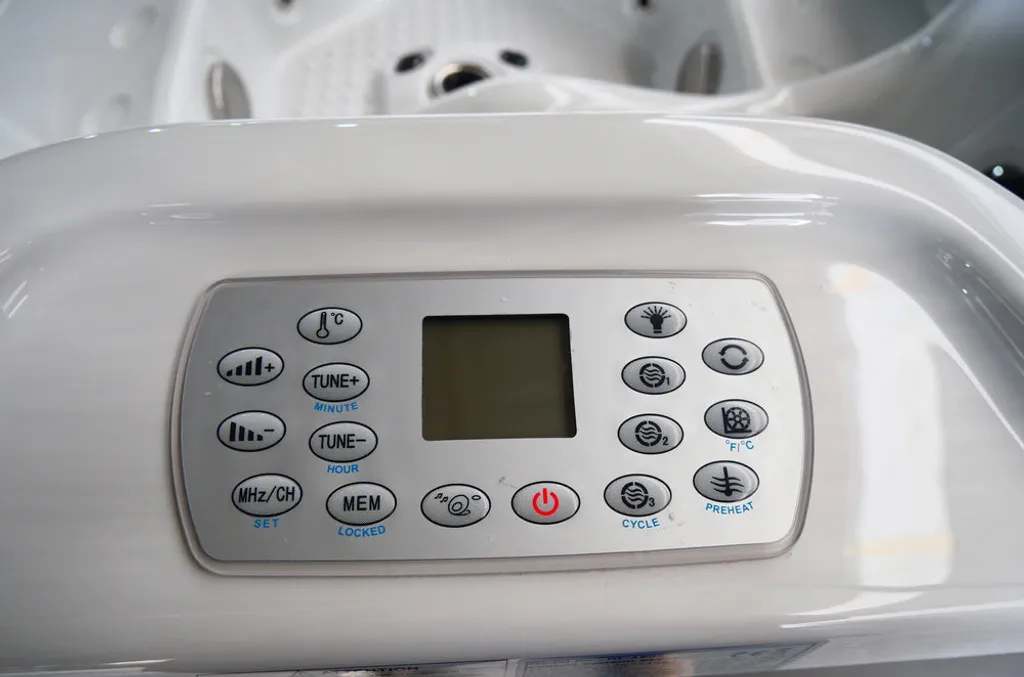 SANOTECHNIK Outdoorwhirlpool Oasis Maxi Weiß Inkl. Treppe Und Abdeckung - 210 X 210 X 92cm 6 SANOTECHNIK Outdoorwhirlpool Oasis Maxi Weiß Inkl. Treppe Und Abdeckung - 210 X 210 X 92cm – Bild 6