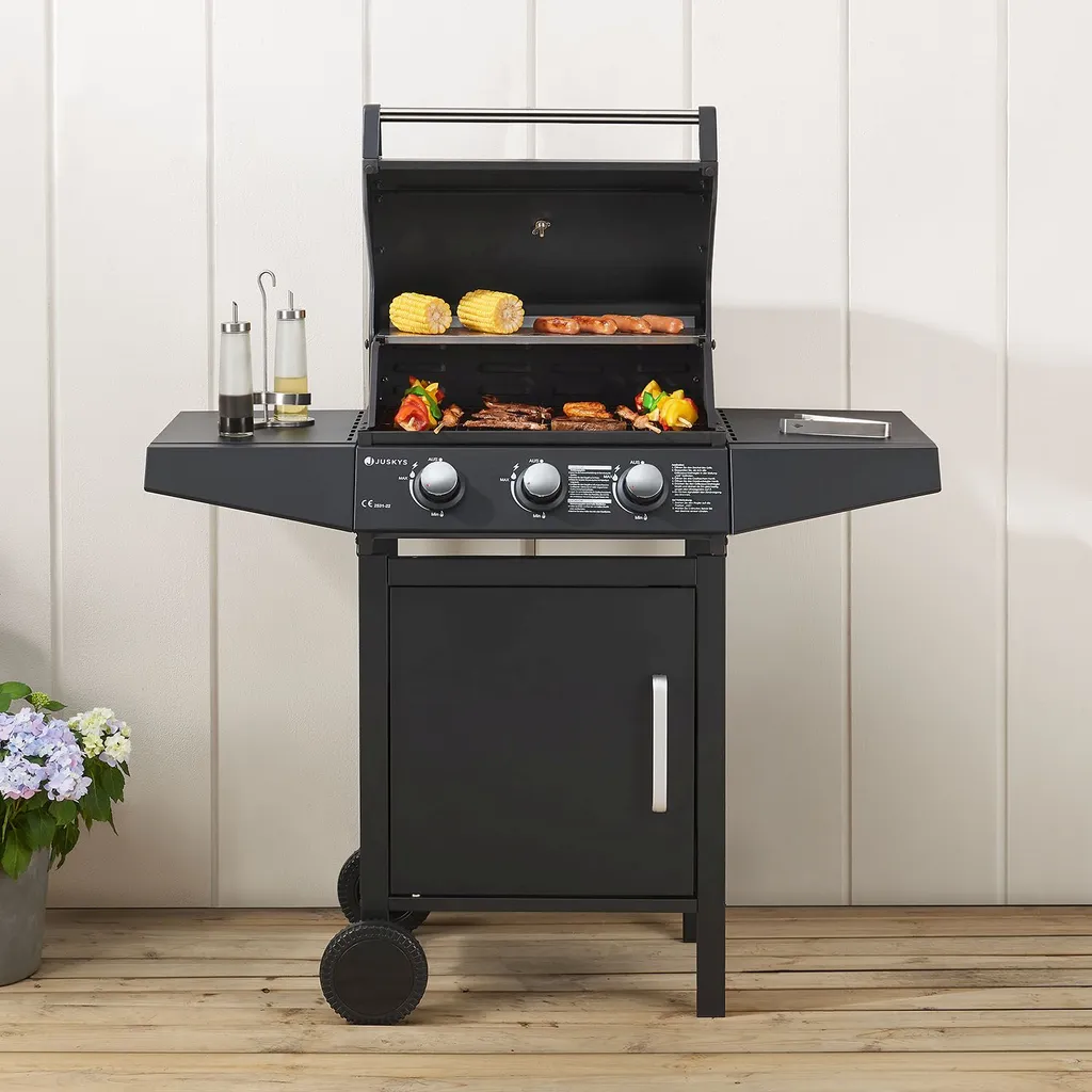 Juskys BBQ Gasgrill Louisiana 8,1 KW Mit 3 Brenner, Grillrost, Deckel Mit Thermometer, Warmhalterost & Seitenablagen – Grillwagen Mit Stahl Korpus 2 Juskys BBQ Gasgrill Louisiana 8,1 KW Mit 3 Brenner, Grillrost, Deckel Mit Thermometer, Warmhalterost & Seitenablagen – Grillwagen Mit Stahl Korpus – Bild 2