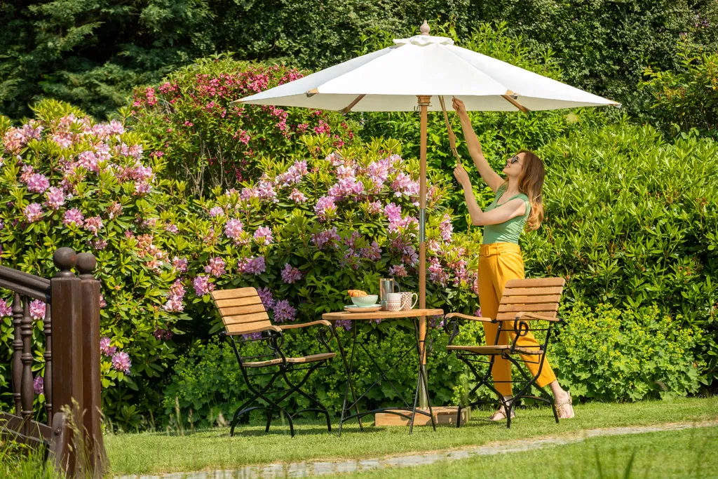 Kai Wiechmann Sonnenschirm Stylischer Balkonschirm Weiß 350 Cm Als Hochwertiger Schattenspender Gartenschirm Aus Holz Mit Windauslass & UPF 50+ 8 Kai Wiechmann Sonnenschirm Stylischer Balkonschirm Weiß 350 Cm Als Hochwertiger Schattenspender Gartenschirm Aus Holz Mit Windauslass & UPF 50+ – Bild 8
