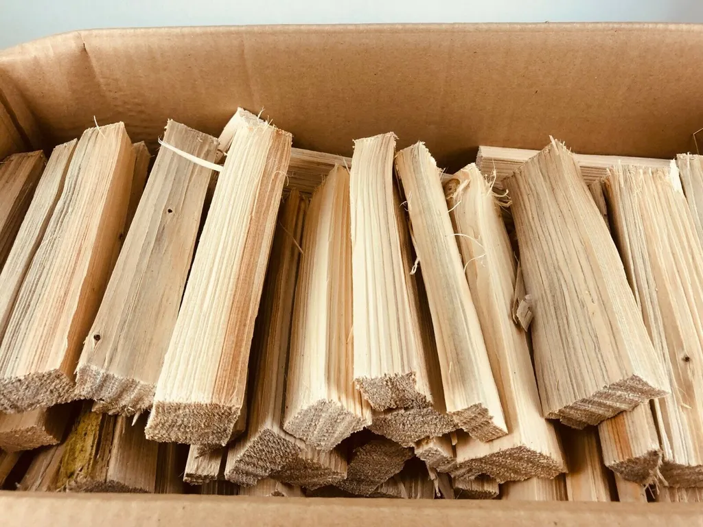 HandelHoffmann Anzündholz Anmachholz Anfeuerholz Brennholz Kaminholz Anzünder TROCKEN 30 Kg 2 HandelHoffmann Anzündholz Anmachholz Anfeuerholz Brennholz Kaminholz Anzünder TROCKEN 30 Kg – Bild 2