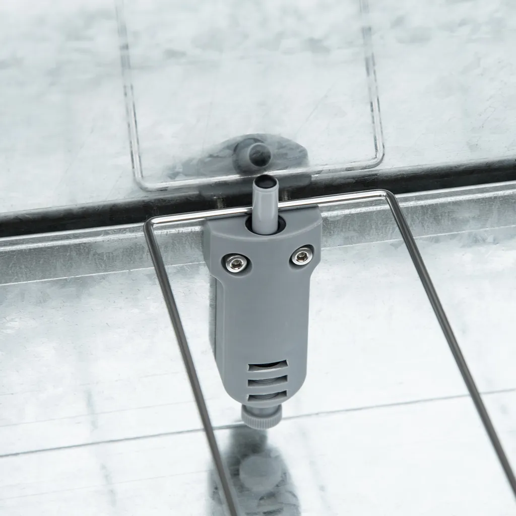 PawHut Futterautomat Hühner 5 Kg Füllmenge Hühnerfutterautomat Futterspender Geflügel-Futterspender Mit Deckel Für Hühner Und Geflügel Wasserdicht Automatisch Silber 56 X 36 X 18,5 Cm 8 PawHut Futterautomat Hühner 5 Kg Füllmenge Hühnerfutterautomat Futterspender Geflügel-Futterspender Mit Deckel Für Hühner Und Geflügel Wasserdicht Automatisch Silber 56 X 36 X 18,5 Cm – Bild 8