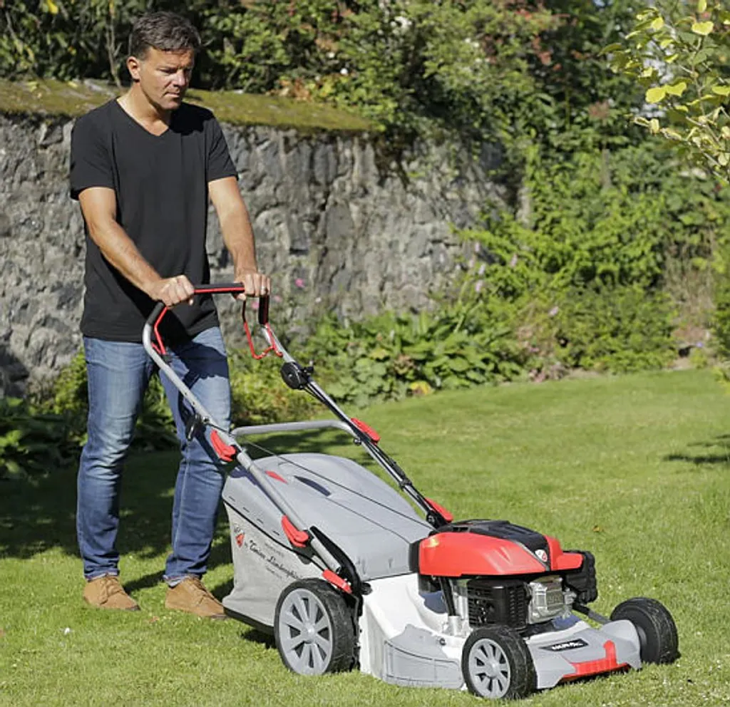 Ikra Benzinrasenmäher "Tonino-Lamborghini" PL 5316 TL (mit Radantrieb, Motorleistung 2,51 KW, Schnitthöhe: 25-90 Mm, Mähsystem: Fangen, Mulchen, Seitenauswurf Und Heckauswurf, Fangkorb: 70 L) 10 Ikra Benzinrasenmäher "Tonino-Lamborghini" PL 5316 TL (mit Radantrieb, Motorleistung 2,51 KW, Schnitthöhe: 25-90 Mm, Mähsystem: Fangen, Mulchen, Seitenauswurf Und Heckauswurf, Fangkorb: 70 L) – Bild 10