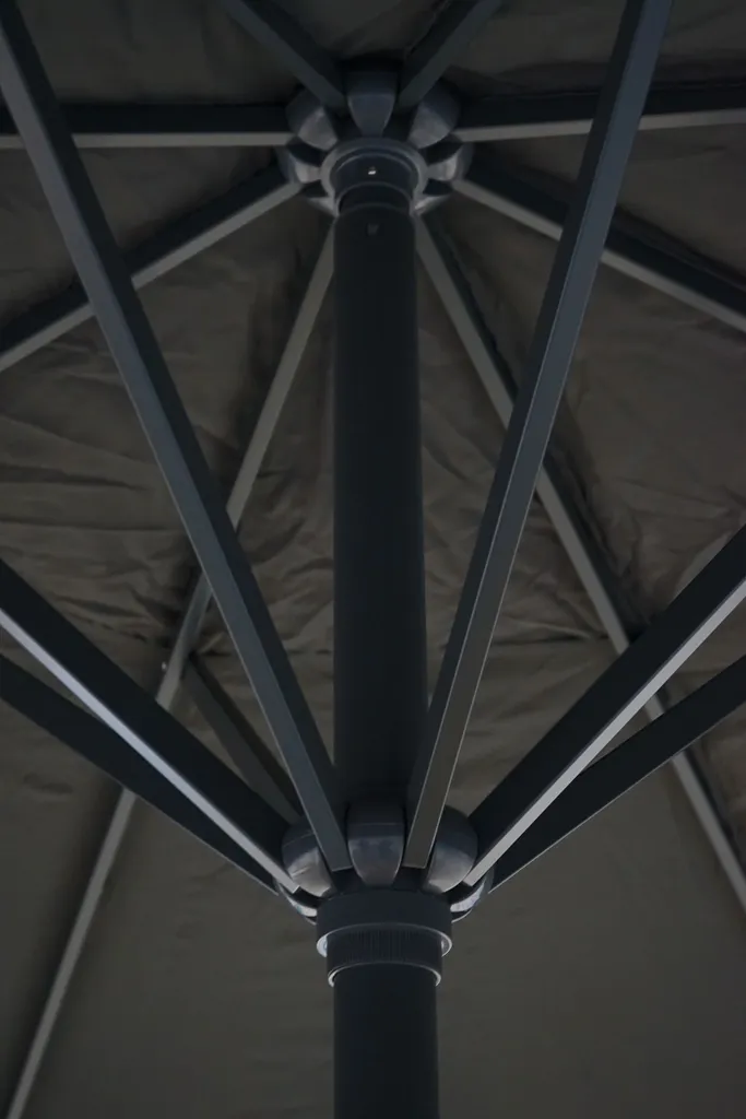 Mendler Sonnenschirm Carpi Pro, Gastronomie Marktschirm Mit Volant Ø 5m Polyester/Alu 28kg Anthrazit Ohne Ständer 3 Mendler Sonnenschirm Carpi Pro, Gastronomie Marktschirm Mit Volant Ø 5m Polyester/Alu 28kg Anthrazit Ohne Ständer – Bild 3