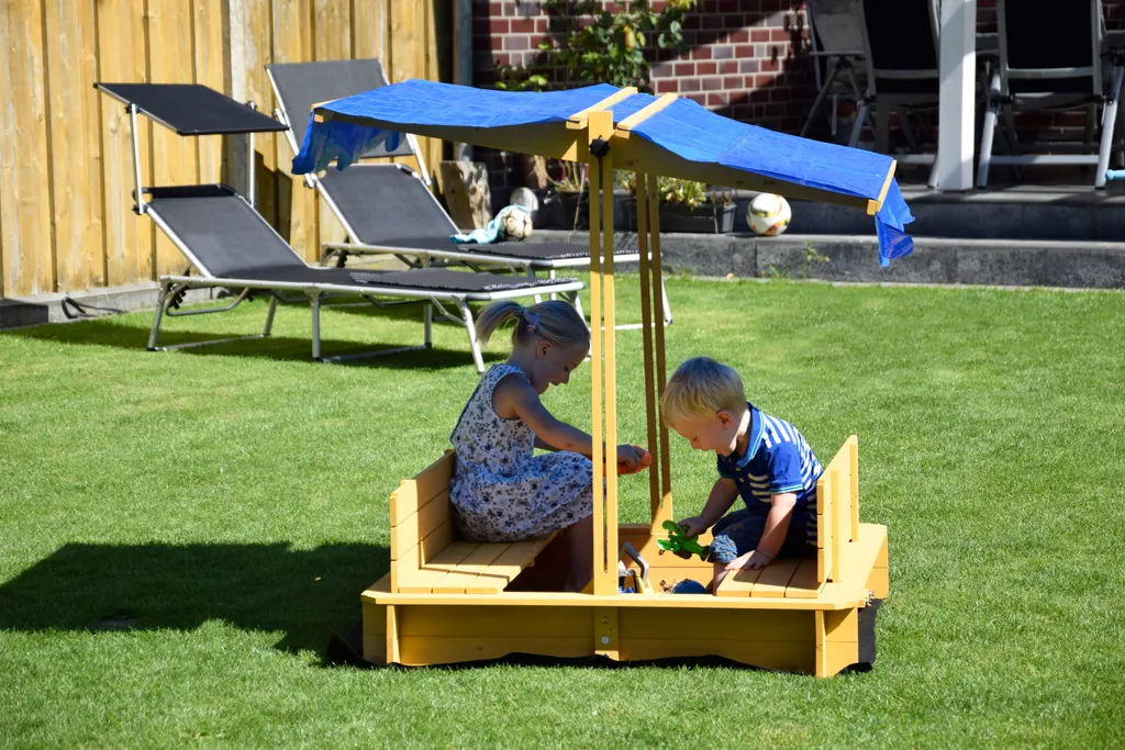 Dobar Sandkasten Mit Schwenkbarem Dach, Sitzbänke, Bodenplane, Verschließbare Sandkiste Aus Holz Für Kinder, 120 X 120 X 120 Cm, Hellbraun 8 Dobar Sandkasten Mit Schwenkbarem Dach, Sitzbänke, Bodenplane, Verschließbare Sandkiste Aus Holz Für Kinder, 120 X 120 X 120 Cm, Hellbraun – Bild 8