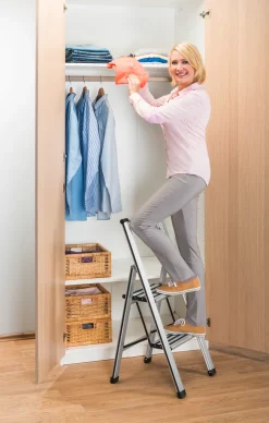 Wenko Alu-Design Klapptrittleiter 2-stufig Silber -Garten- & Gewächshäuser Geschäft 7d4255f9d97d12ac605dde7bb0248dab 1