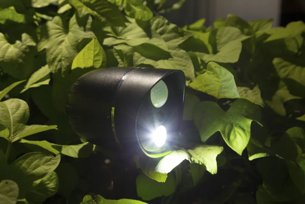 Technaxx Outdoor HD Kamera Mit TX-106 LED Lampe Schwarz 1 Technaxx Outdoor HD Kamera Mit TX-106 LED Lampe Schwarz