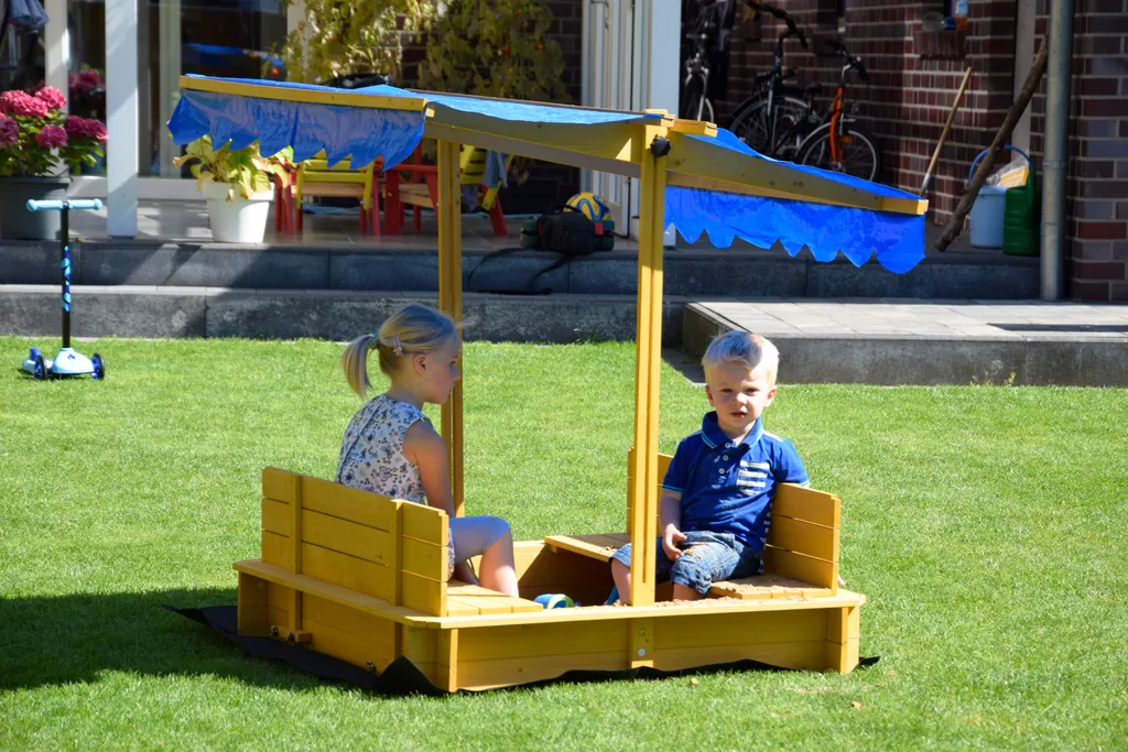 Dobar Sandkasten Mit Schwenkbarem Dach, Sitzbänke, Bodenplane, Verschließbare Sandkiste Aus Holz Für Kinder, 120 X 120 X 120 Cm, Hellbraun 7 Dobar Sandkasten Mit Schwenkbarem Dach, Sitzbänke, Bodenplane, Verschließbare Sandkiste Aus Holz Für Kinder, 120 X 120 X 120 Cm, Hellbraun – Bild 7